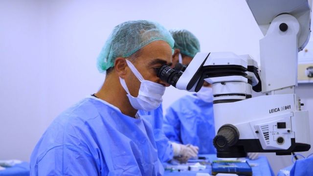 ÜÇ MESLEKTAŞINI GÖZLÜKTEN KURTARDI
