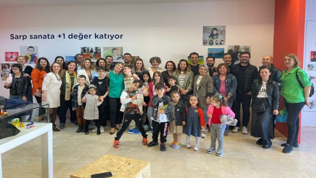 DOWN SENDROMLU RESSAM SARP’IN RESİMLERİ BÜYÜK İLGİ GÖRDÜ