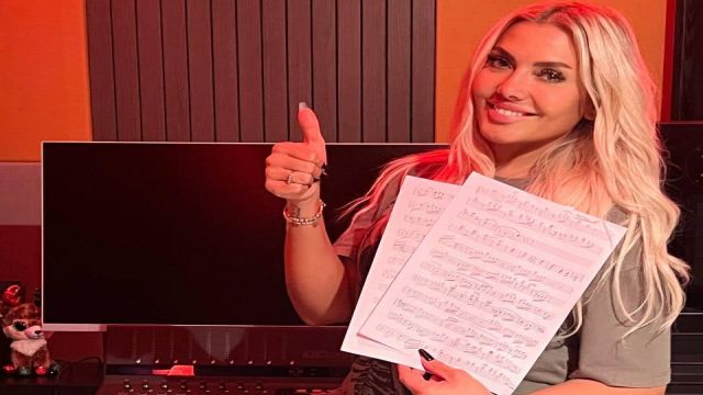 ESRA ÖZMEN’İN YENİ ŞARKISI YOLDA