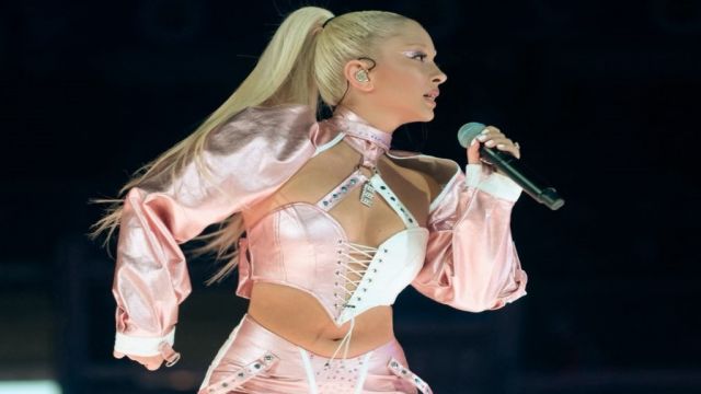 ECE SEÇKİN'DEN MUHTEŞEM KONSER