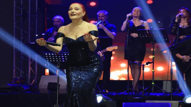 CANDAN ERÇETİN SAHNE