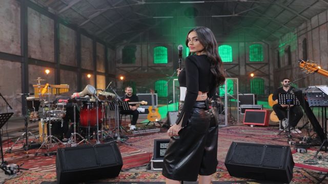ELİF BUSE DOĞAN’DAN 90’LAR VE 2000’LERE RENKLİ YOLCULUK