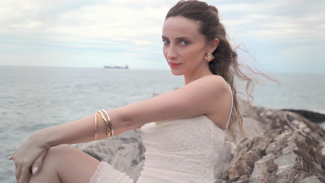 CEREN GÜNDOĞDU SEVDAN ATEŞTEN GÖMLEK’LE YAZI İTALYA’DAN SELAMLADI