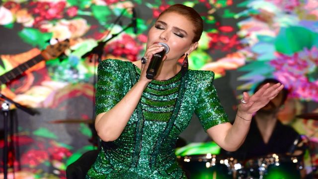 GÜLBEN ERGEN BURSA’DA SAHNE ALDI, GECENİN YILDIZI OLDU