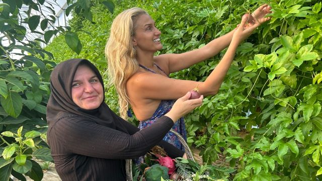 ŞEVKİYE DURGUN, RENKLİ BİR ETKİNLİĞE HAZIRLANIYOR