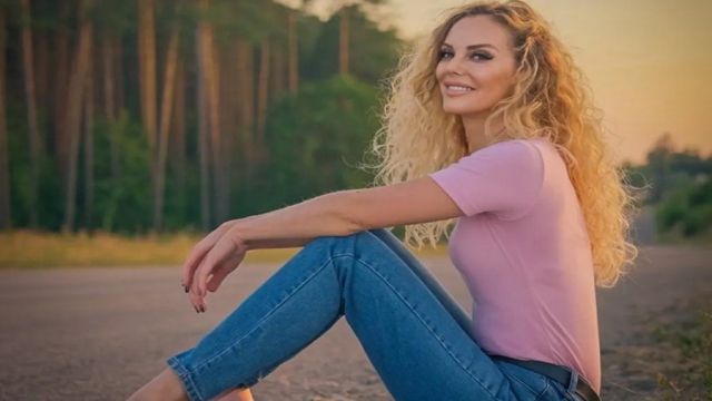 BESTE AÇAR’DAN HEM MİZAHİ HEM UMUT DOLU YENİ ŞARKI