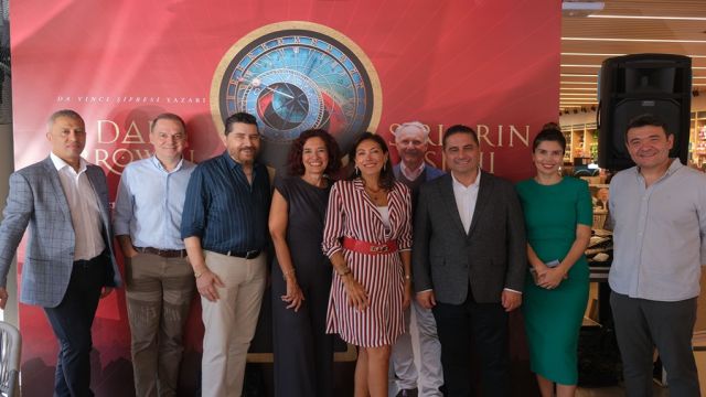 DAN BROWN'UN HAYRANLARI KUYRUK OLDU