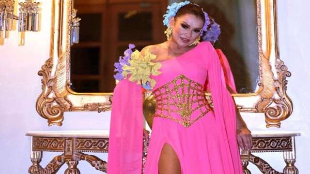 DENİZ SEKİ’DEN YAKIN DOSTUNUN DÜĞÜNÜNDE UNUTULMAZ PERFORMANS