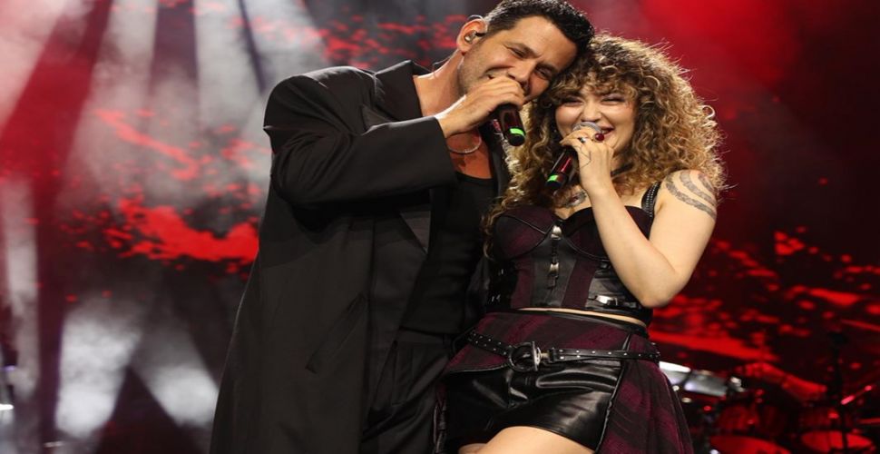 10. YILINI MÜZİSYEN DOSTLARI VE AİLESİYLE KUTLADI