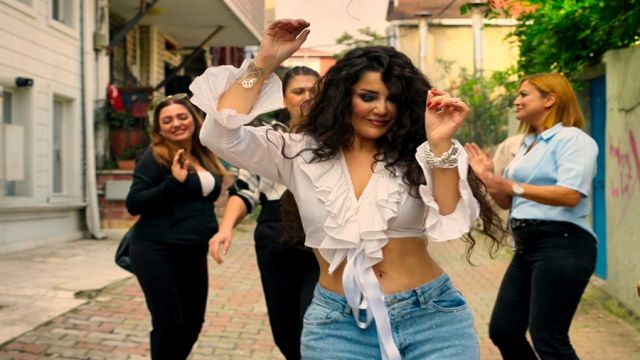 ESRA ÖZTÜRK BEN DEĞİL MÜZİK SOUNDUM DEĞİŞTİ