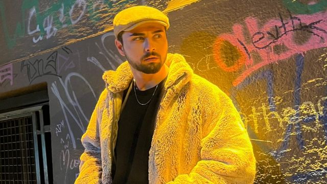 KAMERA ÖNÜNDE IŞIĞIYLA FARK YARATAN YÜKSELEN YETENEK