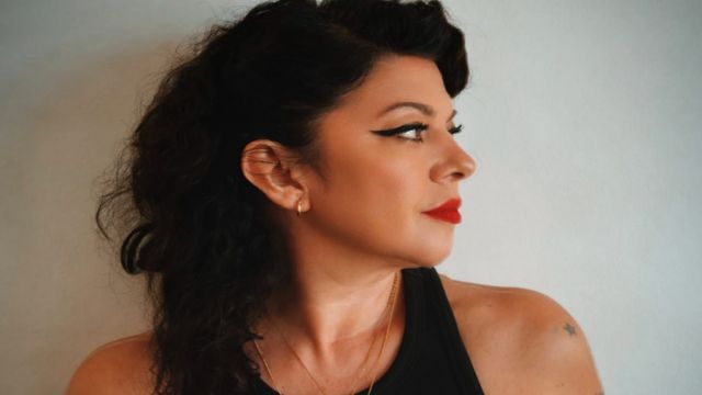 ÖZGE FIŞKIN'DAN FARKLI BİR YENİ YIL ŞARKISI