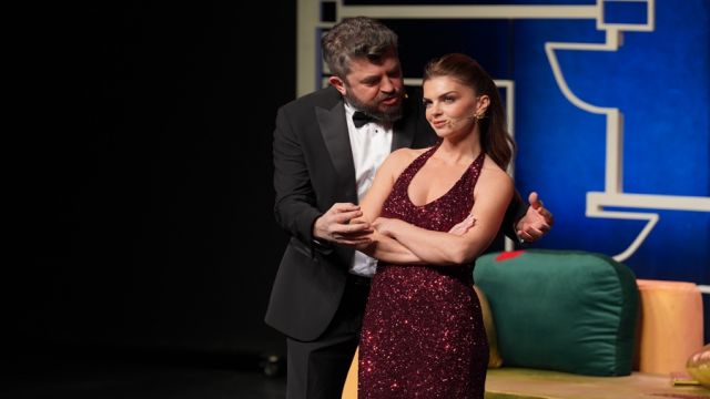 KAÇ PARA Bİ FÖN? AYAKTA ALKIŞLANDI