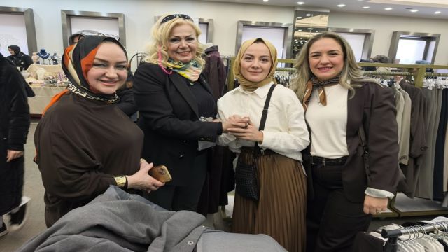 BAŞARILI ERKEĞİN ARKASINDAKİ KADIN