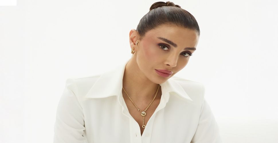 ÖZGE ULUSOY BOYNUNDA SERVET TAŞIDI