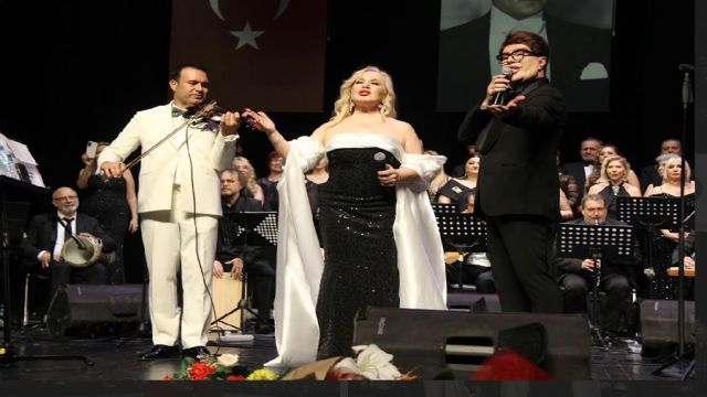 UNUTULMAZ BESTELER AYAKTA ALKIŞLANDI