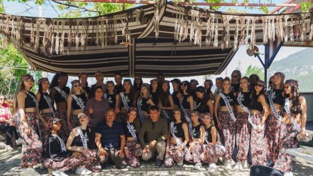 MİSS AURA GÜZELLERİ ŞALVAR GİYİP PODYUMA ÇIKTI