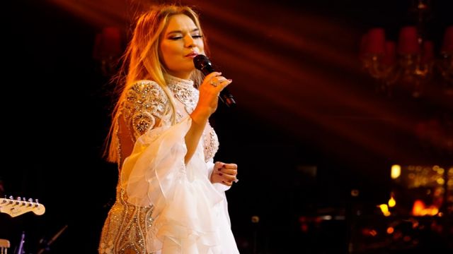 DEMET AKALIN KIBRIS’TA SAHNE ALDI