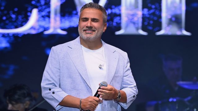 EMRAH SAHNEYE ÇIKTI, ANTALYA TEK YÜREK OLDU