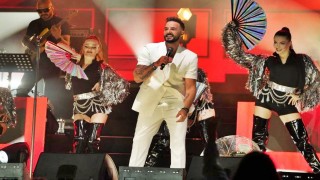 YİNE IŞIL IŞIL BİR GÖKHAN ÖZEN RÜZGÂRI ESECEK