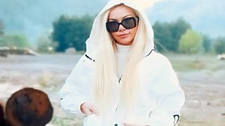 FULYA ÜNAL SAHNEDE GÜLLÜYÜ YAŞATIYORUM