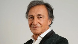 YALÇIN ÖZDEN BEYİN KANAMASI GEÇİRDİ