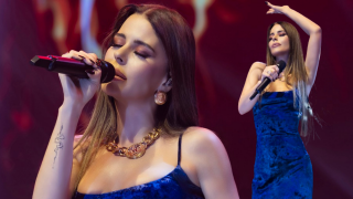 MAVİ ELBİSELİ SİMGE GECEYE DAMGA VURDU