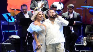 KIYAFETİYLE GÖZ DOLDURDU