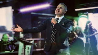 EMRAH’TAN SAHNEDE 10 AYRI KUTLAMA