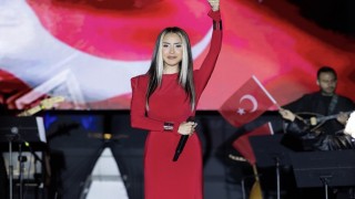HANDE ÜNSAL’DAN CUMHURİYET’E KIRMIZI İMZA